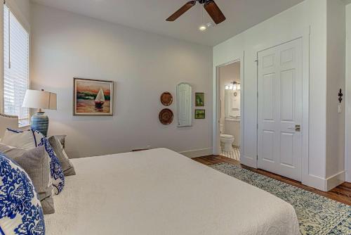 a bedroom with a bed and a ceiling fan at Immaculate Waterfront Family Home for 16 w Private Dock in Kingsland