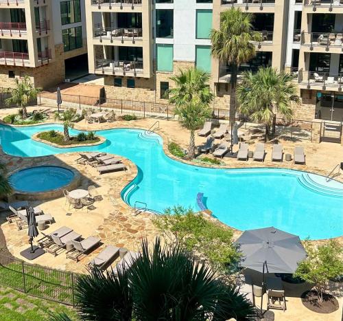 an overhead view of a pool with chairs and umbrellas at Waterfront Condo on Lake LBJ with Pool & Views in Horseshoe Bay
