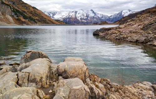 a large body of water with mountains in the background at Bezauberndes Ferienhaus-Dalaas in Dalaas