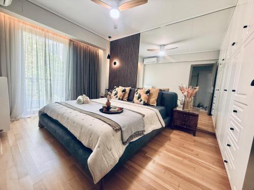 Katil atau katil-katil dalam bilik di Modern Athenian Riviera Apartment