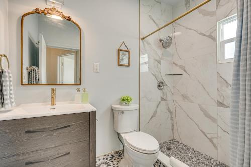 Un baño con ducha, inodoro y lavabo. en 3 Mi to Norton Museum of Art Spanish Revival Gem, en West Palm Beach