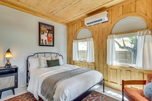 Un dormitorio con una cama y dos ventanas en 3 Mi to Norton Museum of Art Spanish Revival Gem, en West Palm Beach