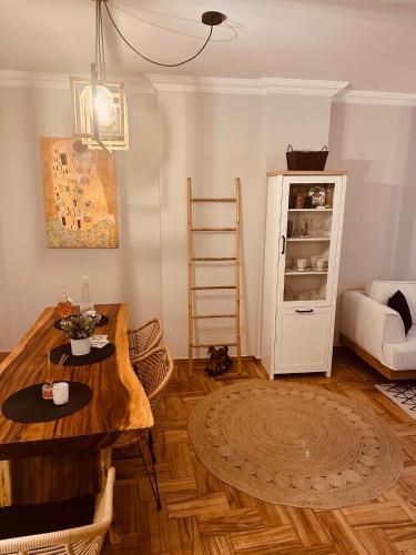 Cozy Living White Tower