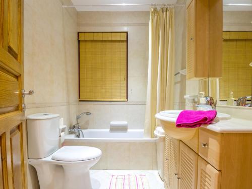 e bagno con servizi igienici, vasca e lavandino. di SeaView Apartment in Saint Thomas Bay a Marsaskala