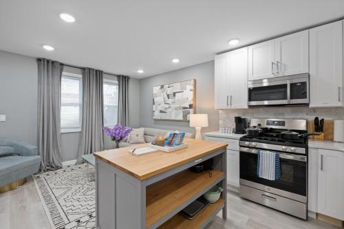 Küche/Küchenzeile in der Unterkunft Modern Condo with Private Porch, Mins to NYC