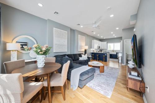 Μια τηλεόραση ή/και κέντρο ψυχαγωγίας στο 2-bed Condo with Private Rooftop, 15 Mins to Times Sq