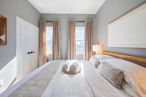 Ένα ή περισσότερα κρεβάτια σε δωμάτιο στο 2-bed Condo with Private Rooftop, 15 Mins to Times Sq