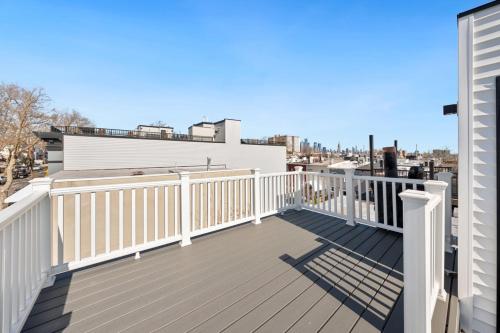 Μπαλκόνι ή βεράντα στο 2-bed Condo with Private Rooftop, 15 Mins to Times Sq