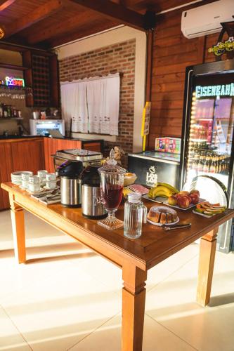 un tavolo in legno con sopra del cibo di Hotel Pousada Gavi e Nono 