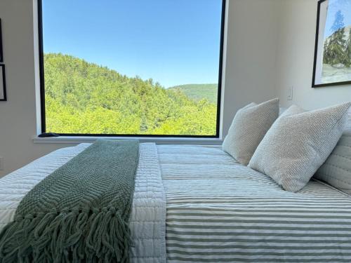 Ένα ή περισσότερα κρεβάτια σε δωμάτιο στο Family-Friendly Tiny Cabin with Hot Tub and Epic Views near Poley Mountain, NB