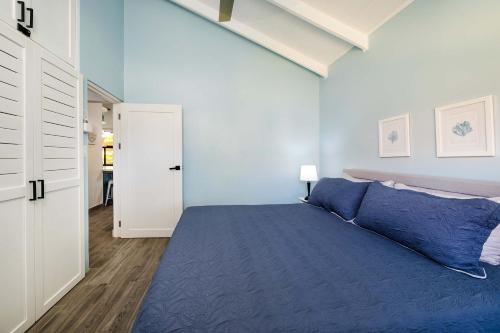 Кровать или кровати в номере Costal Comfort-2 bedroom Condo
