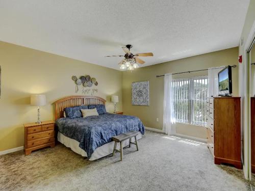 a bedroom with a bed and a ceiling fan at WP531 Come on Inn in Pigeon Forge