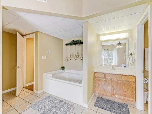 a large bathroom with a tub and a large mirror at WP531 Come on Inn in Pigeon Forge