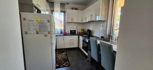 Dapur atau dapur kecil di Nagcsaládos Rózsa Apartman