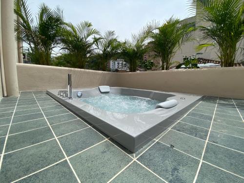 a bath tub sitting on top of a patio at Veca Flats Centenario in Cali