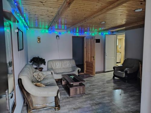 sala de estar con sofá, sillas y luces en Relax in the mountains - kazbegi, en Arsha