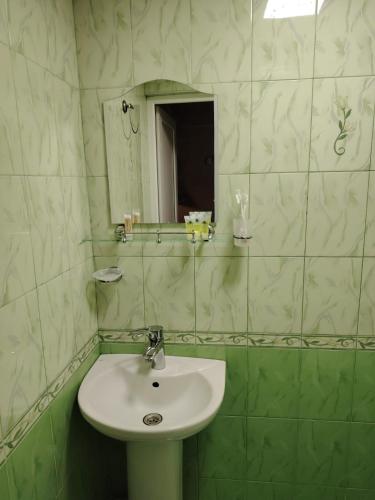 un baño con lavabo y espejo en Relax in the mountains - kazbegi, en Arsha