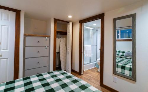 a bedroom with a checkered bed and a mirror at Monte Mahala Casa Vega in Johnson City
