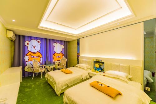 Letto o letti in una camera di Mount Emei Teddy Bear Hotel玩具熊酒店