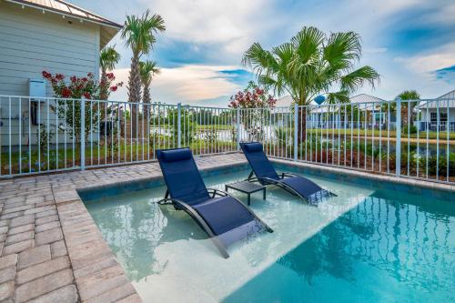 deux chaises bleues assises dans une piscine dans l'établissement Cottage at The Beach Club - Heated Private Pool & FREE ACTIVITIES, à Gulf Highlands