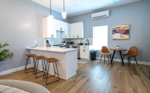 une cuisine avec un comptoir et des tabourets dans une pièce dans l'établissement Atlas Cottage - Cozy Stay for 2, à Dripping Springs