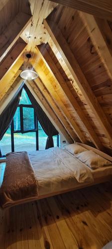 プルジネにあるMountain Escape Breznaの木製天井のドミトリールームのベッド1台分です。