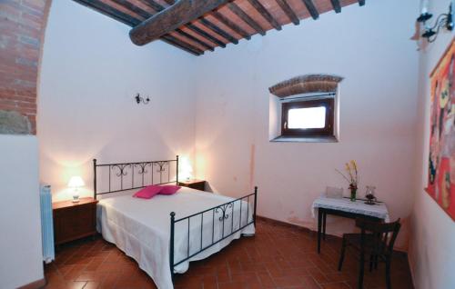 PolicianoにあるAgriturismo Sant' Andreaのベッドルーム1室(ベッド1台、テーブル、窓付)