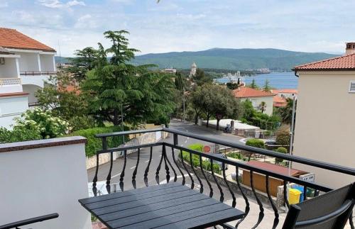 Zentrumsnahes Apartment mit Meerblick, Terrasse
