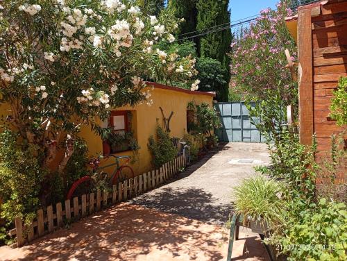 a garden with a fence and flowers on a building at EL PINAR DE BARDENA in Carcastillo