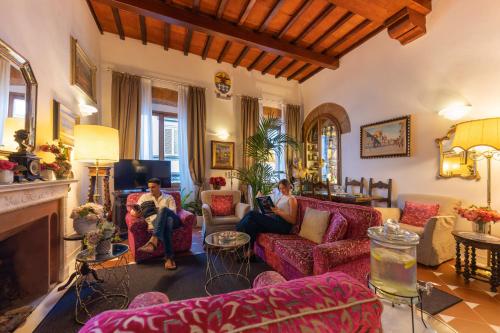 a group of people sitting in a living room at Hotel Maxim Axial in Florence