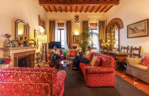 a group of people sitting in a living room at Hotel Maxim Axial in Florence
