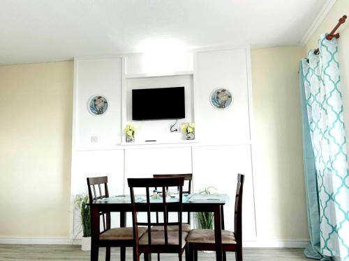 Μια τηλεόραση ή/και κέντρο ψυχαγωγίας στο Ocean Bliss Apt 4