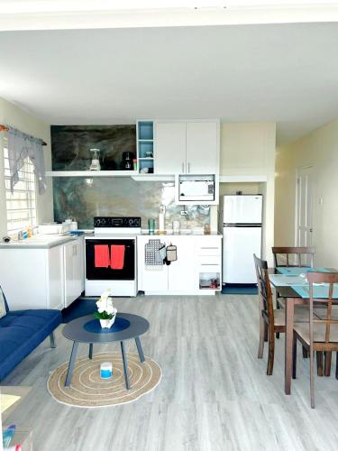 Kuchyň nebo kuchyňský kout v ubytování Ocean Bliss Apt 4