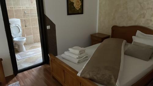Katil atau katil-katil dalam bilik di Casa Voroneț