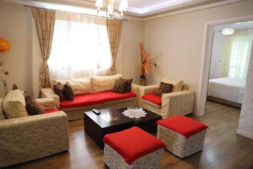 a living room with two couches and a table at Shtepi Pushimi Alesjo in Korçë