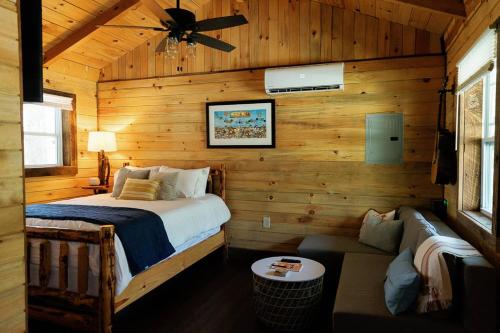 Postel nebo postele na pokoji v ubytování "Stars Hollow" Cozy Mini-Cabin in Muir Valley -RRG