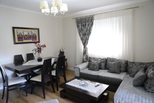 a living room with a couch and a table at Shtepi Pushimi Alesjo in Korçë