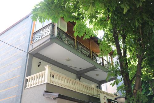 a balcony on the side of a building at Shtepi Pushimi Alesjo in Korçë