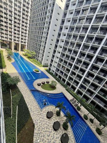 Bazén v ubytování Metro Prime Staycations at Shore 2 Residences T3 nebo v jeho okolí