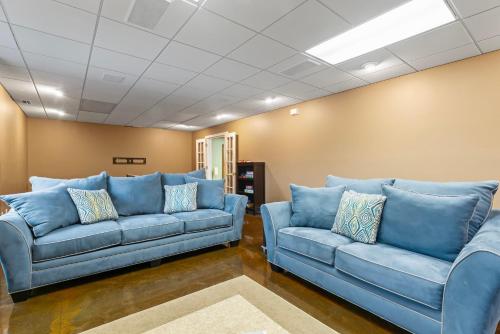 a waiting room with blue couches in a room at Leeloo's on the Lake - Sleeps 12 in Lexington