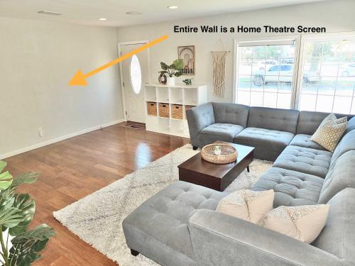 Χώρος καθιστικού στο Bellflower Breeze - Charming 3 BDR in Long Beach