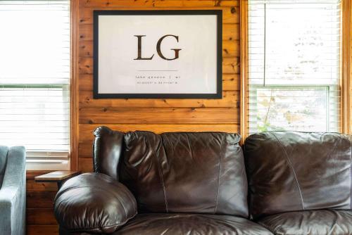 un sofá de cuero en una sala de estar con una foto en la pared en Pet Friendly Lake Geneva Getaway for 6, en Lake Geneva
