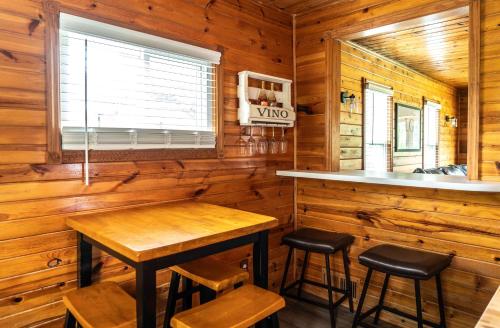 Una habitación de madera con una mesa y taburetes de madera. en Pet Friendly Lake Geneva Getaway for 6, en Lake Geneva