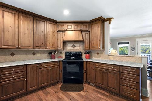 Η κουζίνα ή μικρή κουζίνα στο Lakeside Oasis - Room for 12