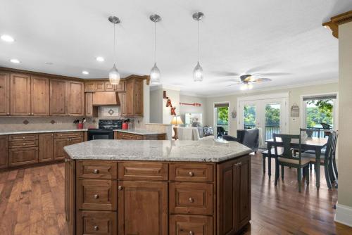 Η κουζίνα ή μικρή κουζίνα στο Lakeside Oasis - Room for 12