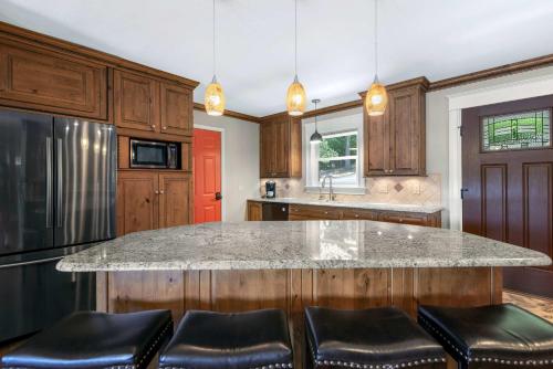 Φωτογραφία από το άλμπουμ του Lakeside Oasis - Room for 12 σε Linn Creek