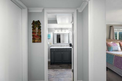 Η κουζίνα ή μικρή κουζίνα στο Lakeside Oasis - Room for 12