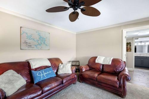 Χώρος καθιστικού στο Lakeside Oasis - Room for 12