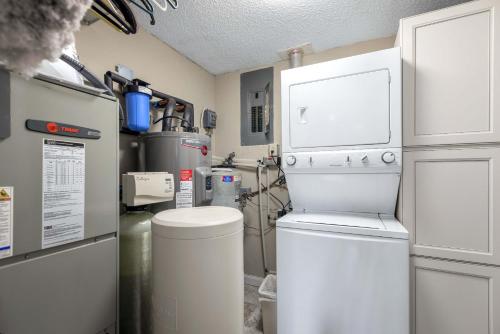 Η κουζίνα ή μικρή κουζίνα στο Lakeside Oasis - Room for 12