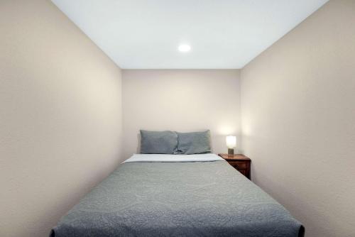 Ένα ή περισσότερα κρεβάτια σε δωμάτιο στο Lakeside Oasis - Room for 12